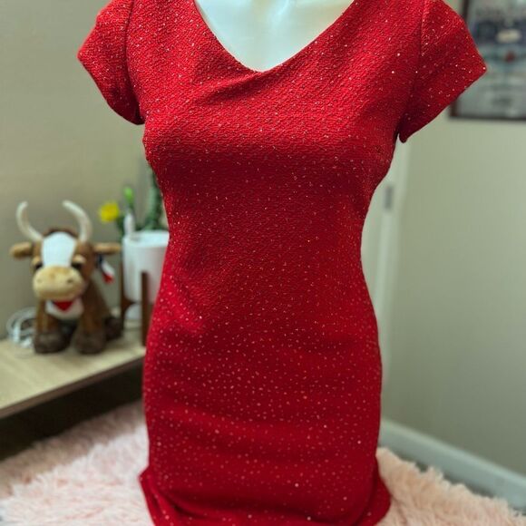 Red dress - Picture 2 of 8